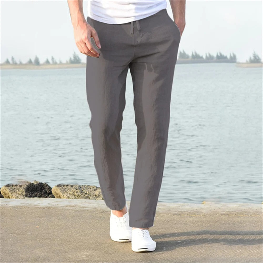 Sander Heren Luchtige Broek in tapered fit getoond vanaf de zijkant voor herenmode