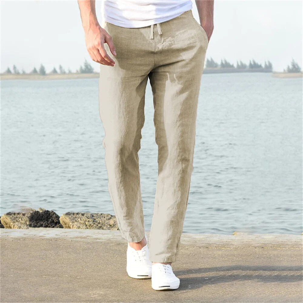 Sander heren luchtige broek in de kleur khaki aan zee