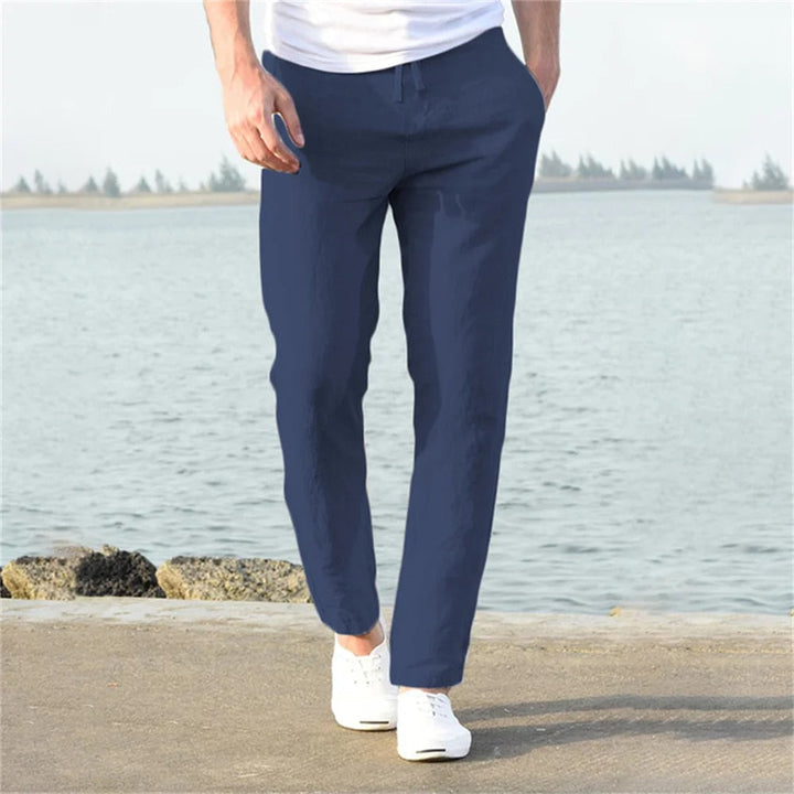 Sander casual herenbroek en luchtige zomerkleding gestyled voor een warme dag