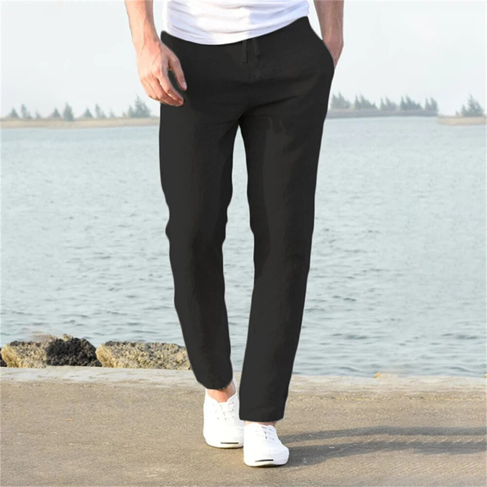 Sander heren luchtige broek in de kleur zwart gedragen bij het water