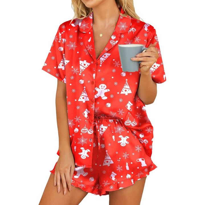 "Satijnen dames kerst pyjama set met chique kraag, button-down top en geruffelde shorts, luxe en comfort voor de feestdagen."