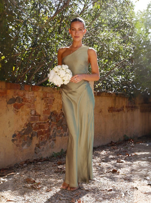 Satijnen one-shoulder avondjurk in smaragdgroen met hoge split en drapering, elegant gala kleding voor dames.