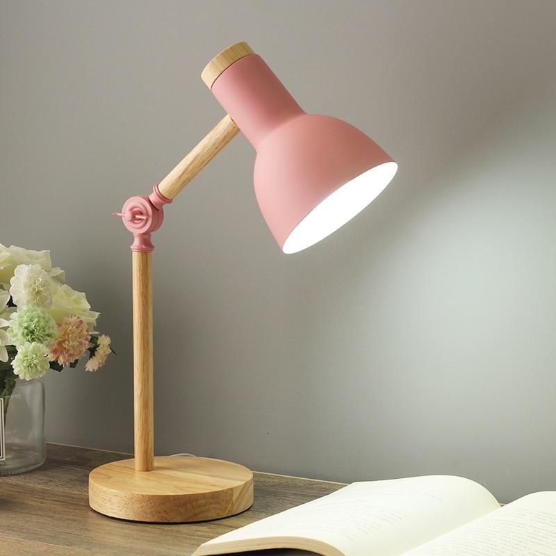 Scandinavische houten tafellamp met minimalistisch design, kleurrijke metalen kap, verstelbaar voor optimale verlichting.