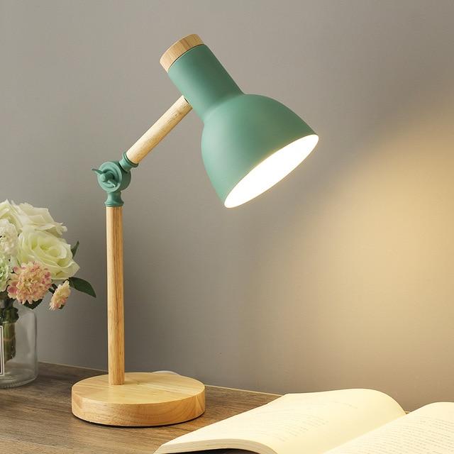 Scandinavische houten tafellamp met minimalistisch design, kleurrijke metalen kap, verstelbaar voor optimale verlichting.