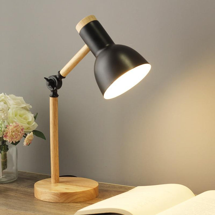 Scandinavische houten tafellamp met minimalistisch design, kleurrijke metalen kap, verstelbaar voor optimale verlichting.