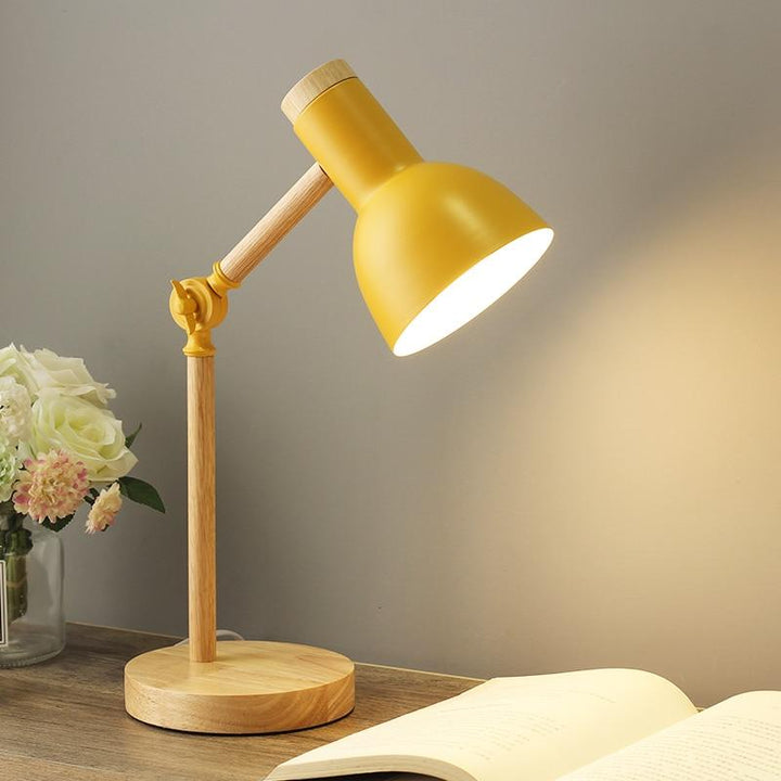 Scandinavische houten tafellamp met minimalistisch design, kleurrijke metalen kap, verstelbaar voor optimale verlichting.