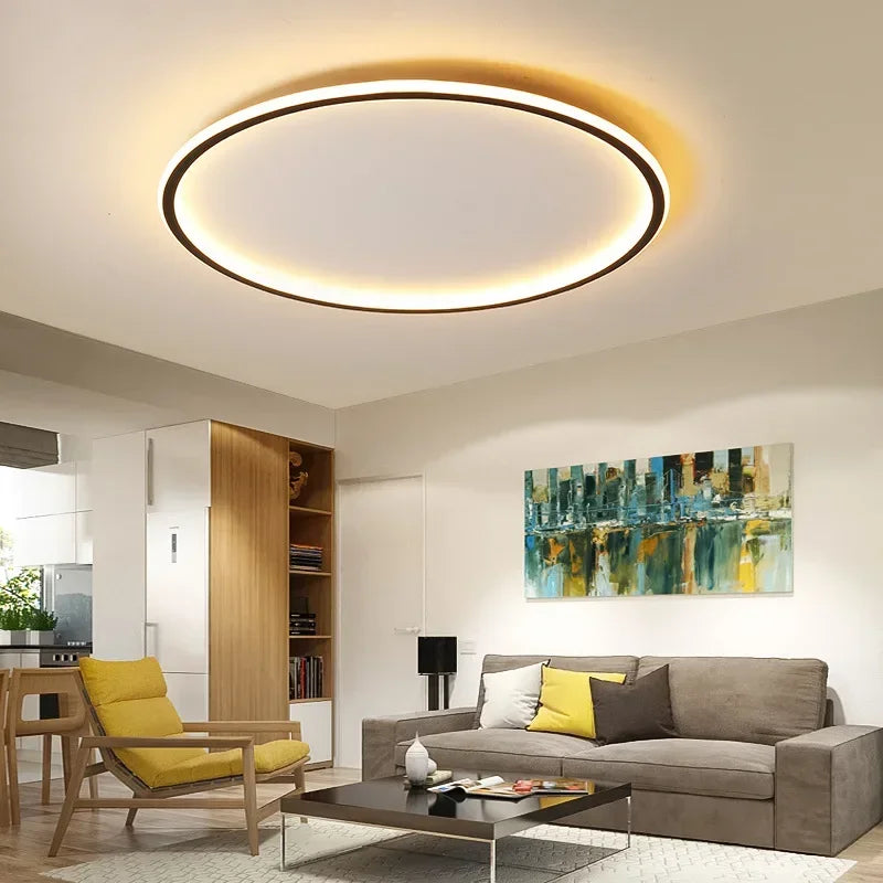 "Scandinavische ronde LED plafondlamp met minimalistisch ontwerp, metalen behuizing, glazen kap, past in modern interieur."