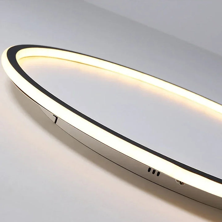"Scandinavische ronde LED plafondlamp met minimalistisch ontwerp, metalen behuizing, glazen kap, past in modern interieur."