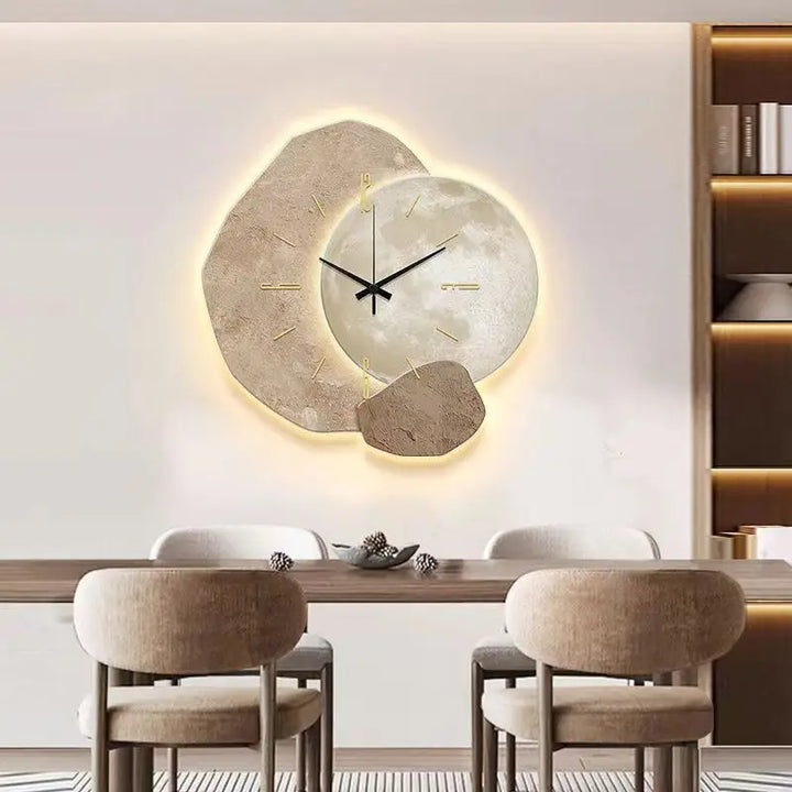 "Scandinavische wandklok met modern design en subtiele verlichting, verkrijgbaar in diverse maten en kleuren."