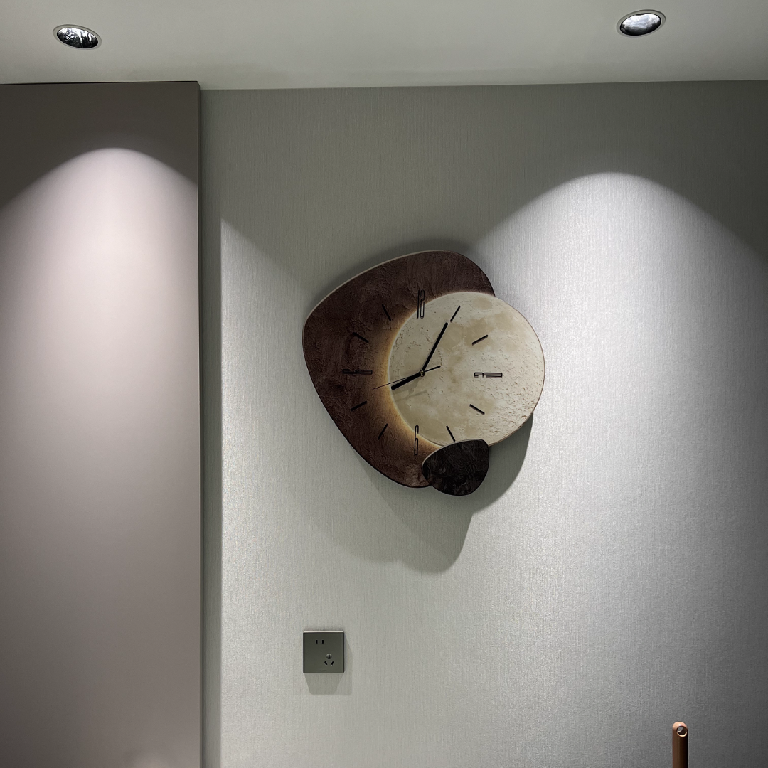 "Scandinavische wandklok met modern design en subtiele verlichting, verkrijgbaar in diverse maten en kleuren."