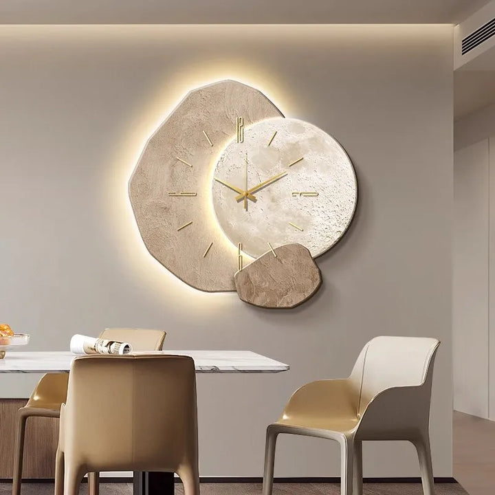 "Scandinavische wandklok met modern design en subtiele verlichting, verkrijgbaar in diverse maten en kleuren."