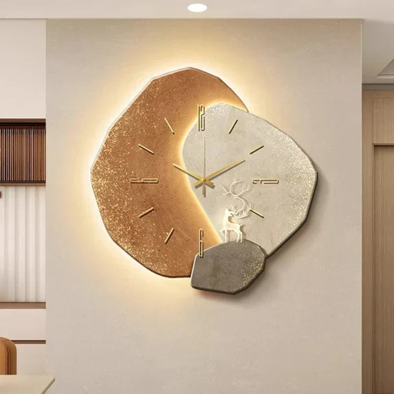 "Scandinavische wandklok met modern design en subtiele verlichting, verkrijgbaar in diverse maten en kleuren."