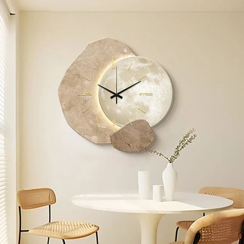 "Scandinavische wandklok met modern design en subtiele verlichting, verkrijgbaar in diverse maten en kleuren."