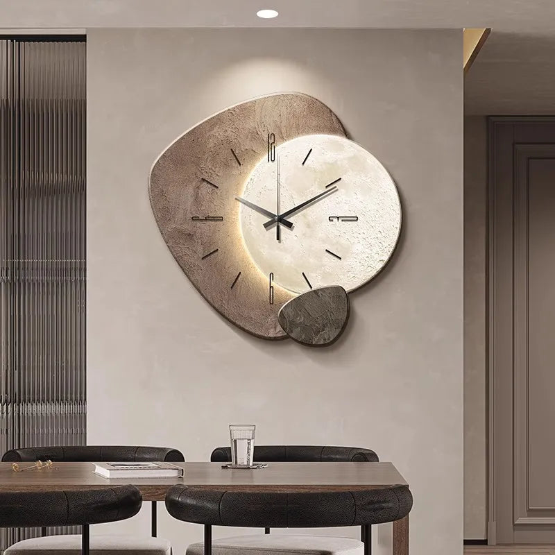 "Scandinavische wandklok met modern design en subtiele verlichting, verkrijgbaar in diverse maten en kleuren."
