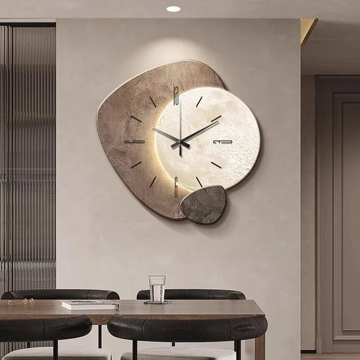"Scandinavische wandklok met modern design en subtiele verlichting, verkrijgbaar in diverse maten en kleuren."