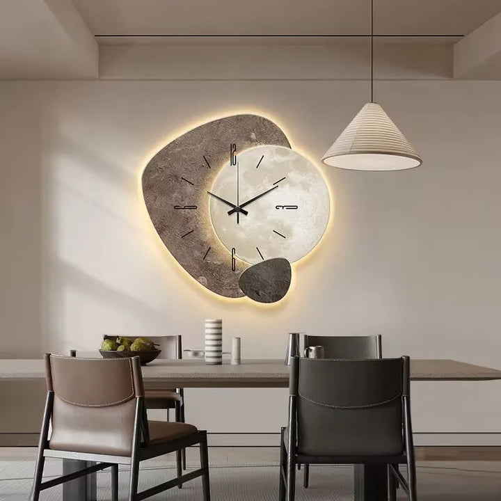 "Scandinavische wandklok met modern design en subtiele verlichting, verkrijgbaar in diverse maten en kleuren."