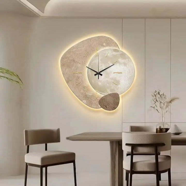 "Scandinavische wandklok met modern design en subtiele verlichting, verkrijgbaar in diverse maten en kleuren."