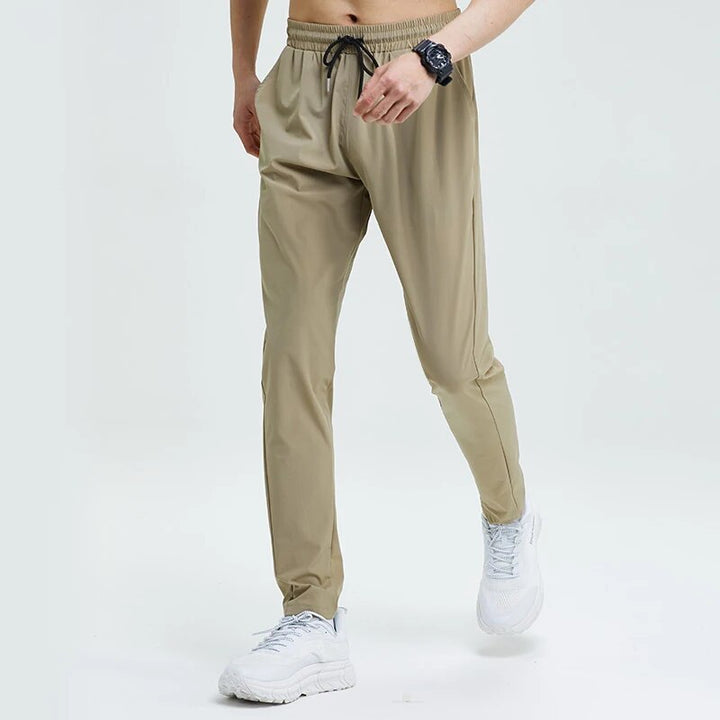 Zijkant van de sportieve heren jogger