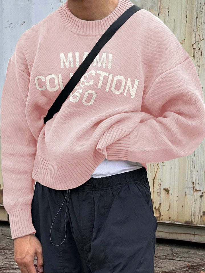 Roze gebreide herentrui met ronde hals en borstopdruk in streetwear stijl