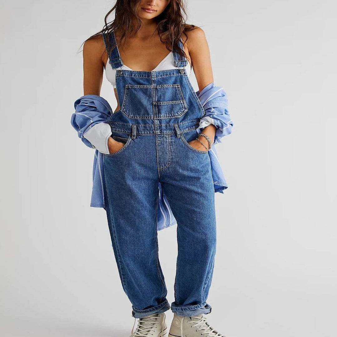 Modieuze denim tuinbroek voor dames, trendy en luchtig voor lente- en zomer casual outfits.