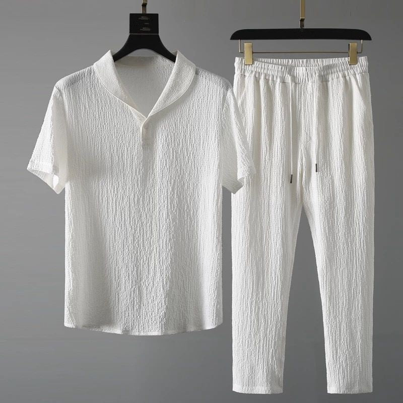 Luchtige herenset wit, comfortabel en stijlvol, ideaal voor zomer of casual gelegenheden.