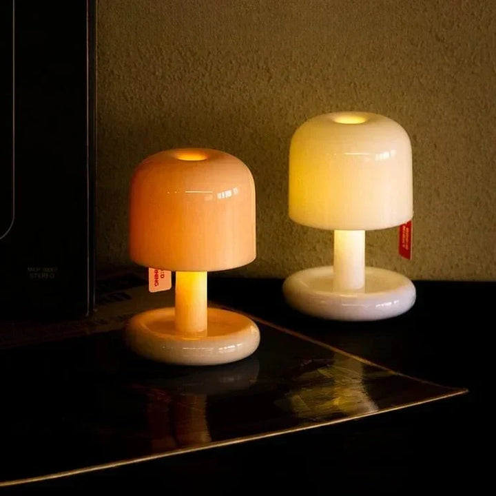 "Sfeervolle mini zonsondergang LED tafellamp met warme gloed, USB-oplaadbaar en compact ontwerp voor romantische ambiance."
