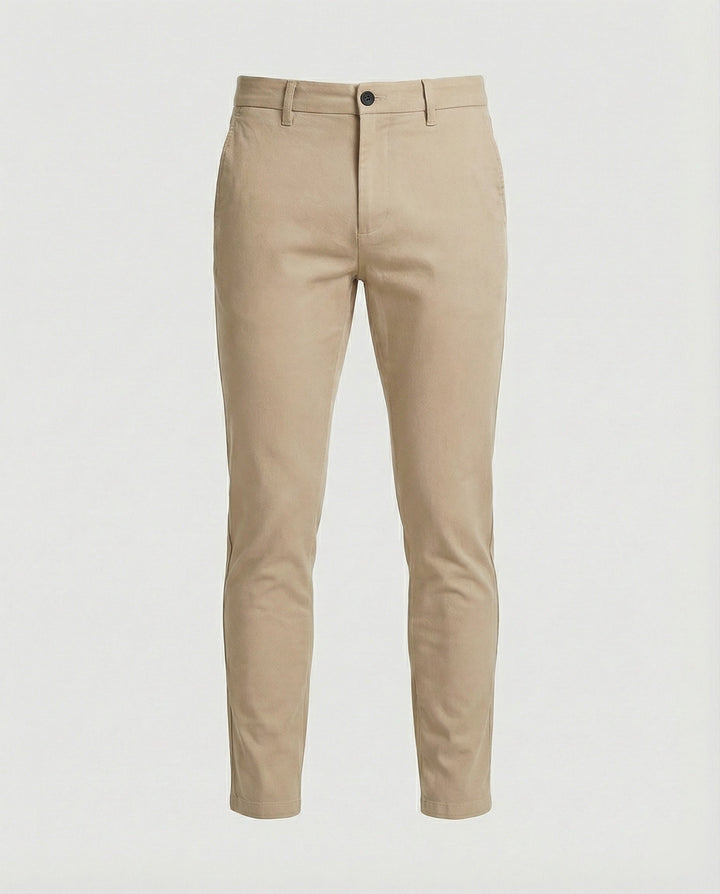 Heren slim fit chino, gecombineerd met overhemd, voor een complete stijlvolle en veelzijdige look.