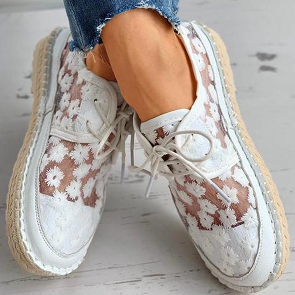 Witte orthopedische damesschoenen gecombineerd met casual jeans