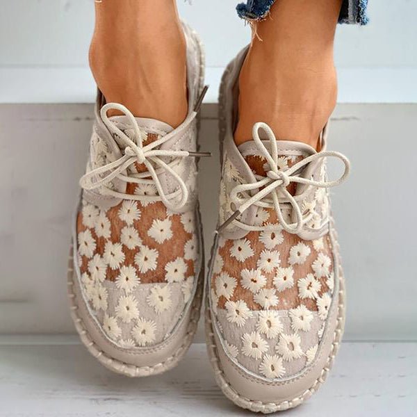 Detailopname van de comfortabele damesschoenen Liz in beige