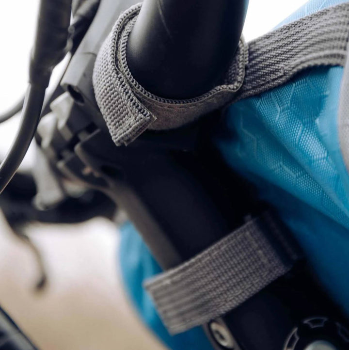 "Speedy Fiets Tas met wit touchscreen venster, waterdichte constructie en stevige bevestiging, perfecte fietsaccessoire."