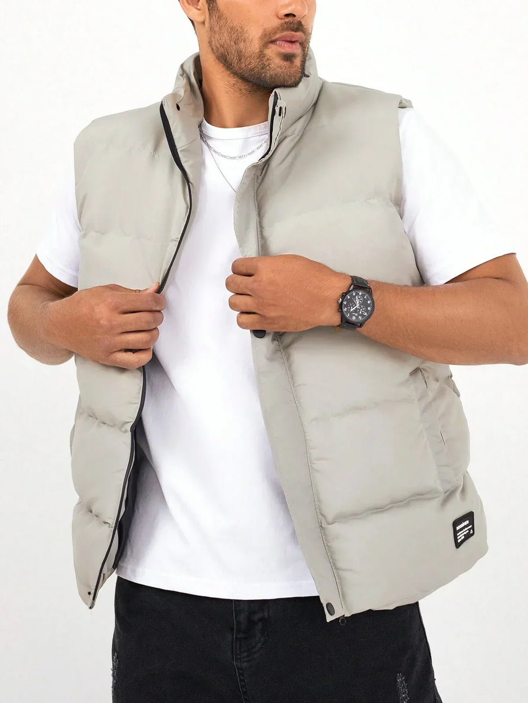 Stijlvol beige gewatteerd heren gilet met ritssluiting, comfortabel en perfect voor casual lente/zomer mode.