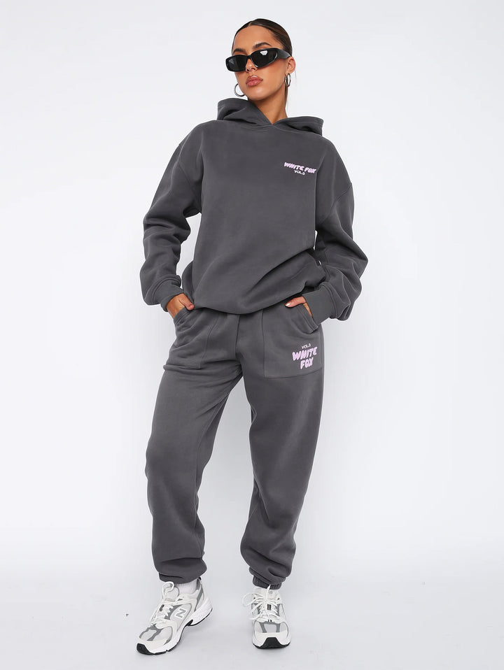 "Stijlvol dames trainingspak in moderne snit, tweedelig, zachte ademende stof, perfect voor casual en semi-formele dagen."