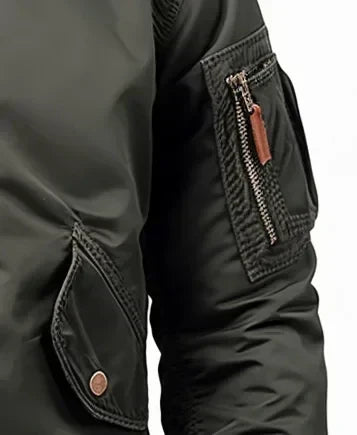 Stijlvol heren bomberjack met elastische boorden, ritszakken en ademende stof. Veelzijdig design, ideaal voor casual en nette