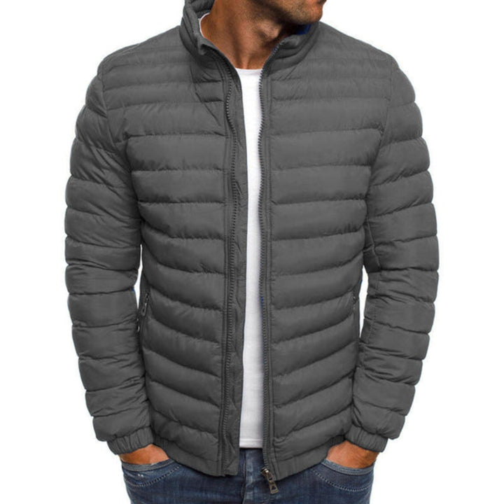 Warm heren pufferjack met dons, comfortabele winterjas. Essentiële herenmode voor koude dagen.