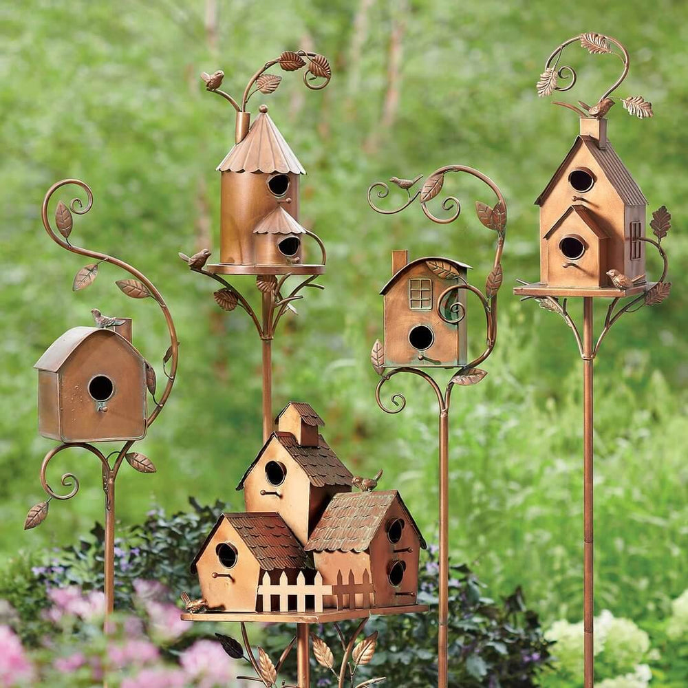 "Stijlvol metalen tuin vogelhuisje stake met 3D bloemen en bladeren, duurzaam en weerbestendig, perfect als tuin decor."