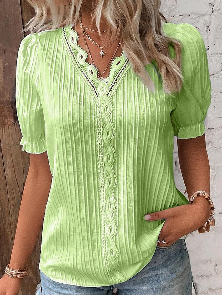 "Stijlvol V-hals dames T-shirt met elegante kantdetails, subtiele romantiek in witte kleur, comfortabele pasvorm."