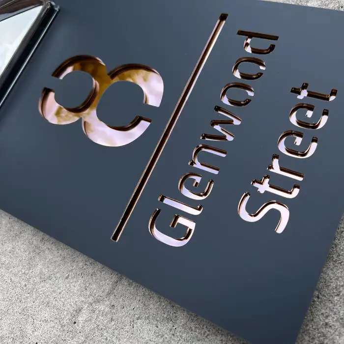 "Stijlvol zonnekracht huisnummerbord, elegant ontwerp met solarverlichting, weersbestendig, in goud en zilver beschikbaar."