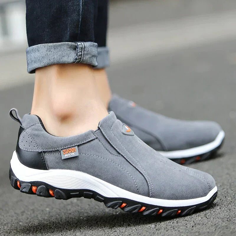 "Stijlvolle, ademende heren slip-on sneakers zonder veters, grijs met orthopedische zool voor ultiem comfort en gemak."