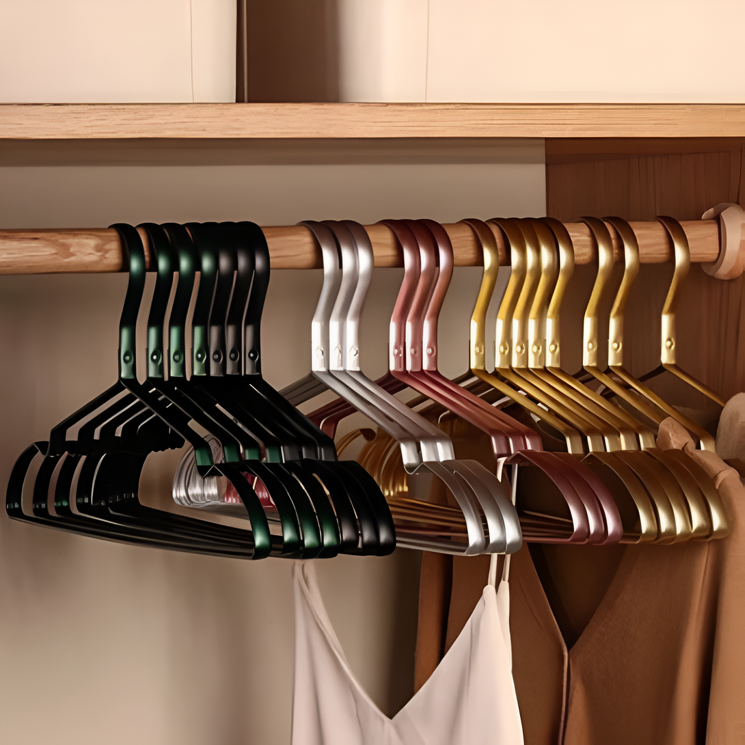 "Stijlvolle antislip aluminium kledinghangers, ruimtebesparend ontwerp, geschikt voor delicate stoffen en diverse kledingstuk