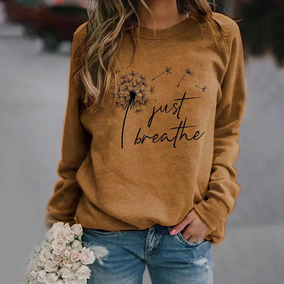 Stijlvolle Aria damestrui met 'Just Breathe' print, warme acrylstof, ronde hals, en lange mouwen voor comfort en stijl.