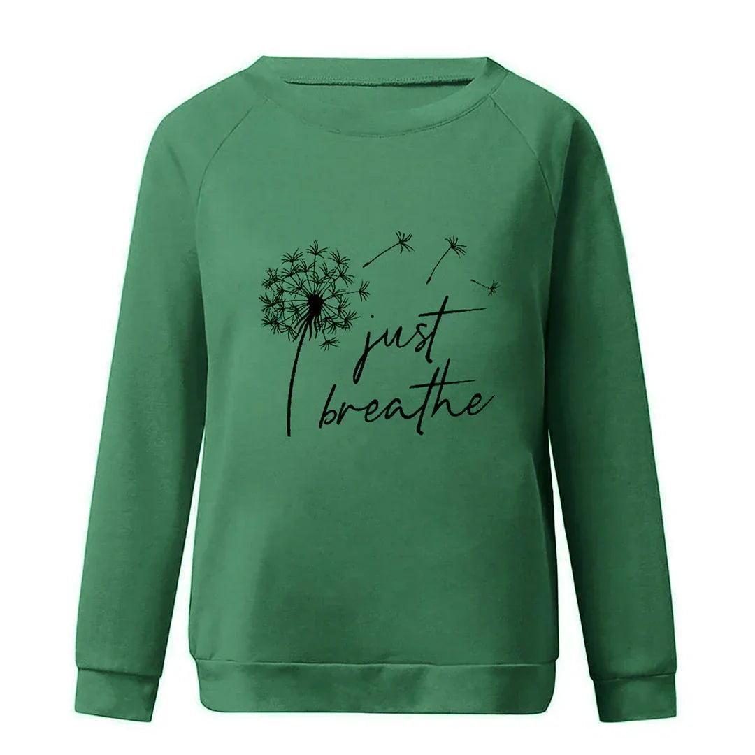 Stijlvolle Aria damestrui met 'Just Breathe' print, warme acrylstof, ronde hals, en lange mouwen voor comfort en stijl.