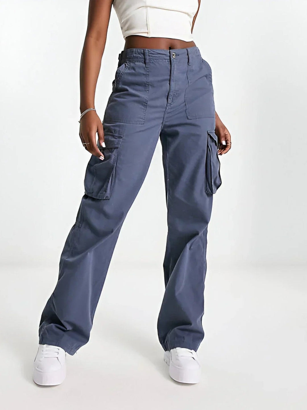Stijlvolle blauwe cargo broek met verstelbare taille en cargozakken, ideaal voor moderne vrouwen. Comfortabel en trendy.