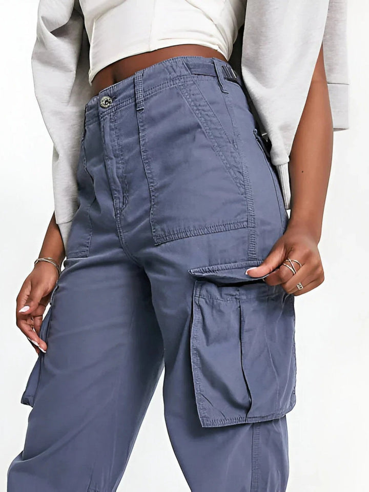Stijlvolle blauwe cargo broek met verstelbare taille en cargozakken, ideaal voor moderne vrouwen. Comfortabel en trendy.