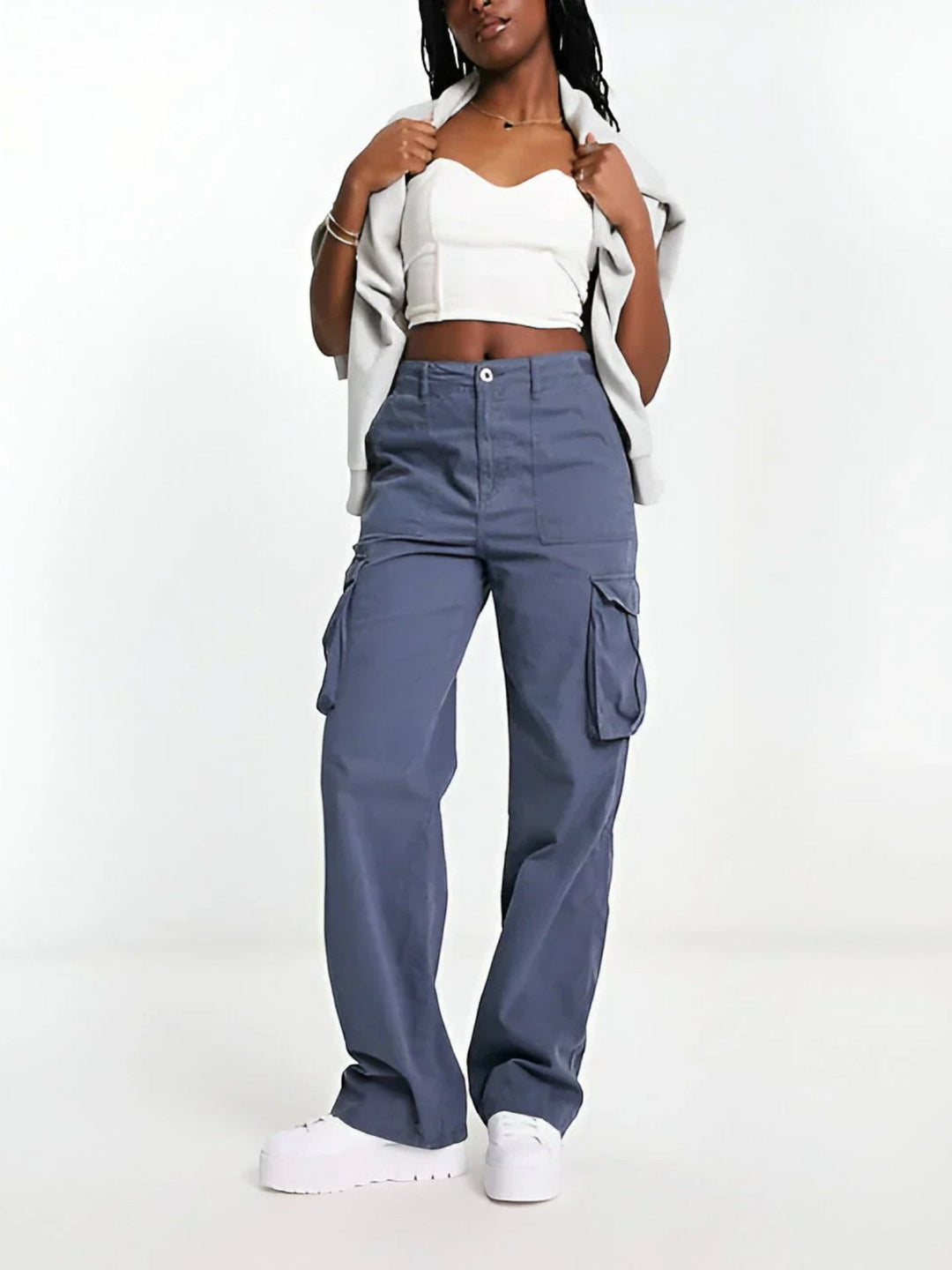 Stijlvolle blauwe cargo broek met verstelbare taille en cargozakken, ideaal voor moderne vrouwen. Comfortabel en trendy.