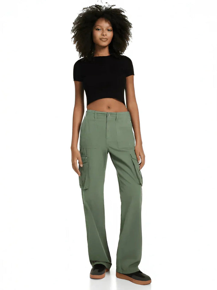 Stijlvolle blauwe cargo broek met verstelbare taille en cargozakken, ideaal voor moderne vrouwen. Comfortabel en trendy.