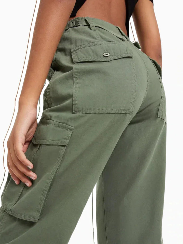 Stijlvolle blauwe cargo broek met verstelbare taille en cargozakken, ideaal voor moderne vrouwen. Comfortabel en trendy.