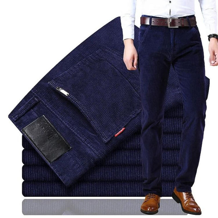 "Stijlvolle corduroy heren spijkerbroek in donkerblauw, luxe stof, veelzijdig voor casual en formele gelegenheden."