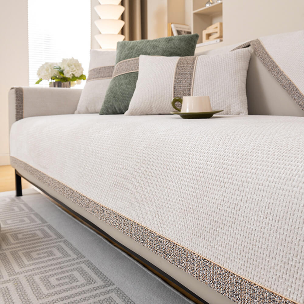 "Stijlvolle CozyGuard bankhoes van luxe chenille in grijs, beschermt en vernieuwt uw woonkamer met chic en comfort."