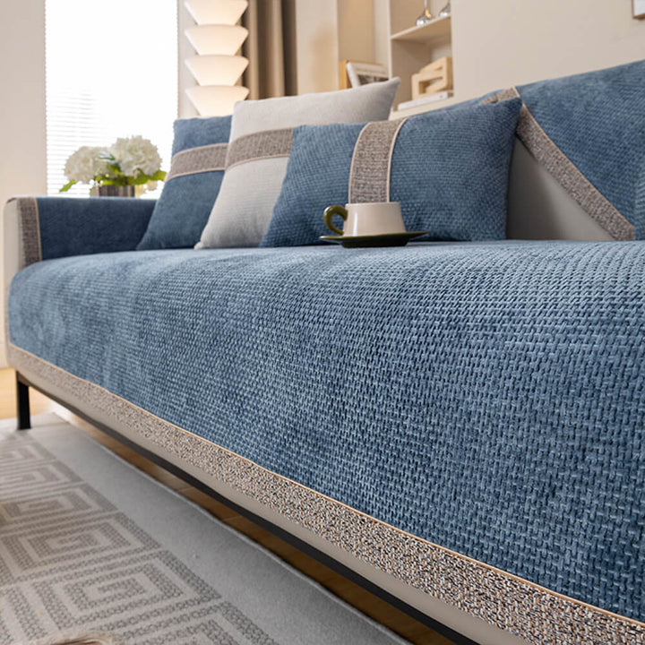 "Stijlvolle CozyGuard bankhoes van luxe chenille in grijs, beschermt en vernieuwt uw woonkamer met chic en comfort."