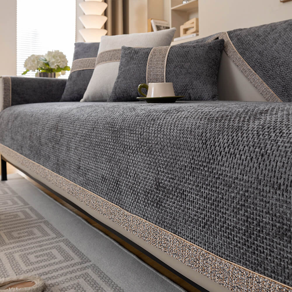 "Stijlvolle CozyGuard bankhoes van luxe chenille in grijs, beschermt en vernieuwt uw woonkamer met chic en comfort."